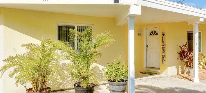Fiesta Flamingo Cottage Blocks to Beach & River ~ Kayaks and Bikes Provided! Hotels in Cocoa Beach