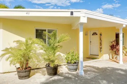 Fiesta Flamingo Cottage Blocks to Beach & River ~ Kayaks and Bikes Provided! - บังกะโล