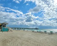 Charming Beach House with Private Pool Paradise~WALK TO THE BEACH! - 4-نجوم