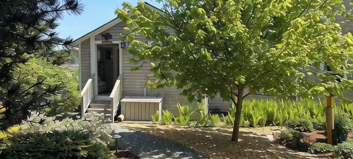 Sea Breezes Elegant Oceanfront Cottage Hotels in Tremont