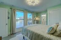 New!  Hidden- Speakeasy-penny floor. 3bd 3bath Boat dock & Walk 2 town FABULOUS - Wi-Fi