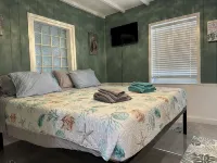 Cozy 2-BR 2-BA bungalow near beaches and  7-Mile Bridge - Pet Friendly! - 방갈로