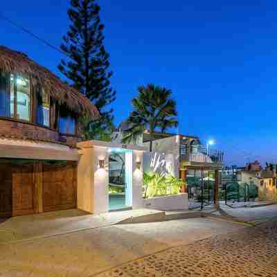 Private Villa, Authentic Cook Included, heated pool, just steps to the beach Hotel Exterior