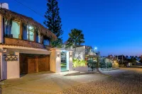 Private Villa, Authentic Cook Included, heated pool, just steps to the beach