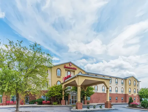 Ramada by Wyndham Elizabethtown - Parkplatz