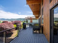 Sunrise Chalet at Wapato Point, Sleeps 12, Half Block to Sandy Beach Waterfront Hotéis em Manson