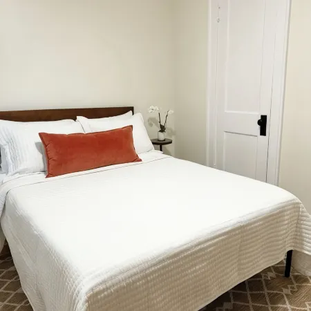 Charming 2-bedroom house in Lakewood with WiFi access