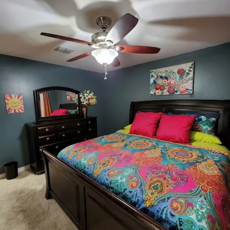 Close to Louisiana Down's Casino. A charming 3-bedroom house, great amenities!