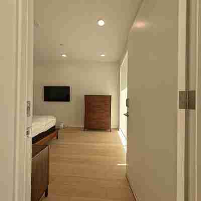 Charming brand new studio close to downtown with WiFi, AC. Rooms