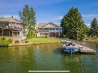 River's Edge Oasis, private dock, 2 kitchens, pool table, dog friendly! Hotels in Post Falls