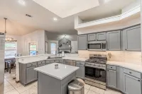 2 minutes from lake, Pickleball, Hot Tub, Pool table! - Boutique