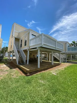 Private Resort Villa•Beach Service Included•Golf Cart• Boat and Trailer Friendly - فلل