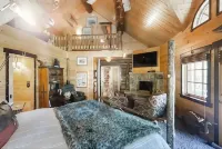 Secluded log cabin along serene Hurd Creek ♥ - Chalets