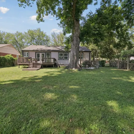 Earth & Echo-Nature-Inspired -  Themed Bedrooms + Firepit + Walk to Brookside