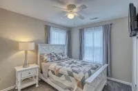 Spacious 4-bed 3.5-bath Townhome in Long Neck with AC, Swimming Pool & Game Room - 홈스테이