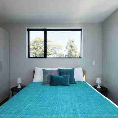 Bright and sunny inner city apartment. Rooms