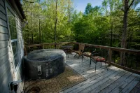 Sweet Retreat Cabin on 2acres of woods, 2miles from Lake Martin, pet friendly - Hytter