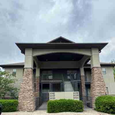 Welcome to this charming 2-bedroom condo located 5 mins from Silver Dollar City! Hotel Exterior