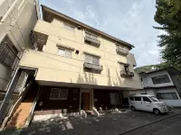 10 min walk to town and the ocean Spacious yard 鄰近金閣起雲閣的酒店