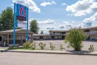 Motel 6 Fort Nelson, BC - parking