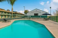 Travelodge by Wyndham Lemoore Near Naval Air Station - Parking