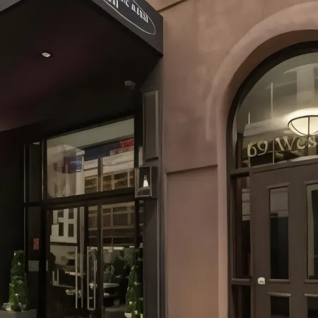 Americana Inn Отели рядом с достопримечательностью «Парк Брайант»