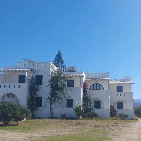 Castello Azzurro Отели рядом с достопримечательностью «Кемпинг Plaka»