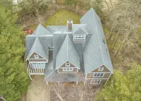 Modern Lakeshore Home! 2 minute drive to the beach! Community pool 3 houses away - Homestays