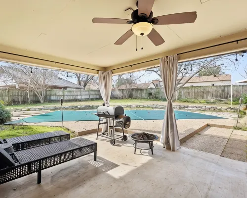 Cozy Pet-Friendly Retreat, Seasonal Pool & Fireplace, Sleeps 10 クリーバーンのホテル