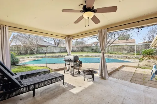Cozy Pet-Friendly Retreat, Seasonal Pool & Fireplace, Sleeps 10
