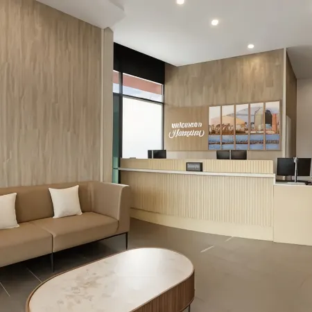 Hampton Inn by Hilton Long Island City New York Отели рядом с достопримечательностью «Сотбис»