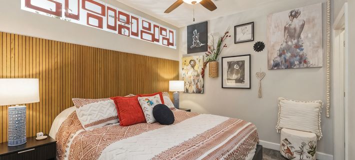 Remodeled Boho Condo - 1 Block to Mass Street! โรงแรมในลอเรนซ์