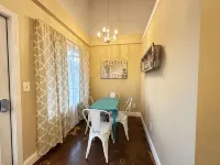 Haven at Hazel~Downtown Bungalow, cozy quarters for up to four, farmhouse chic. - Wifi