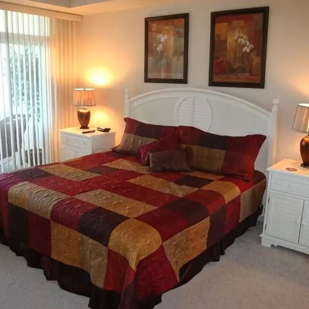 6105 Towers! Quiet! Elevators, indoor pool. Oct-May Travel Nurses welcome!!
