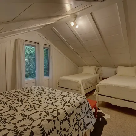The Honey Pot- peaceful cabin -fireplace and deck
