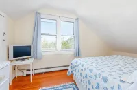 Cozy 4 bedroom cottage in town, with parking - Bungalows