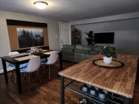 Cozy 2 bd/1ba upper apt -Free WIFI, parking -1mi to Geneva 3rd & Chicago Metra - Apartments