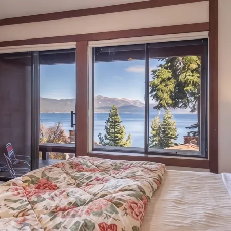 Luxury Re-modeled Lake Front, Stunning Views - Private beaches, piers, hiking