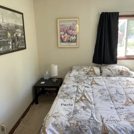 Quiet one bedroom house close to airport