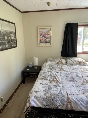 Quiet one bedroom house close to airport