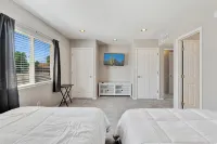 Oasis Phoenix Private Pool, HOT TUB, Corn Hole, BBQ, Fire Pit and Games - Private Pools