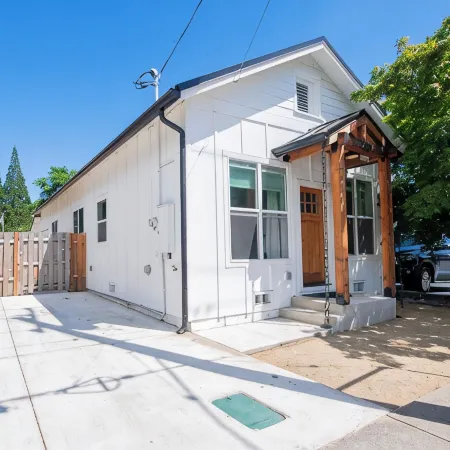 Rogue House · 1800s Downtown Storefront · Hot Tub · Fire Pit · Walk to River