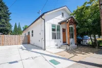Rogue House · 1800s Downtown Storefront · Hot Tub · Fire Pit · Walk to River