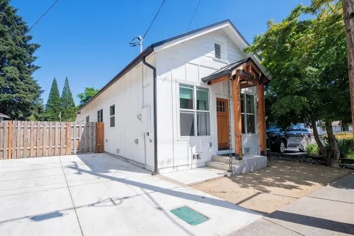 Rogue House · 1800s Downtown Storefront · Hot Tub · Fire Pit · Walk to River - Wifi