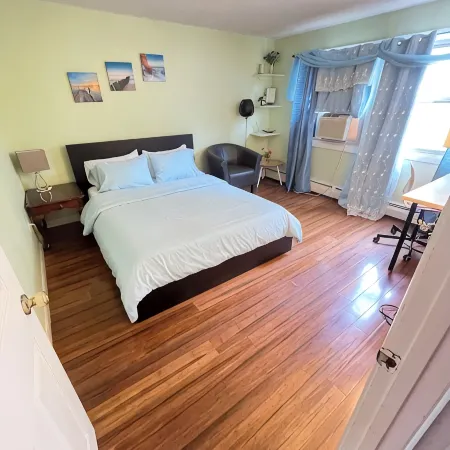 Spacious, comfortable rooms near beach & Newport