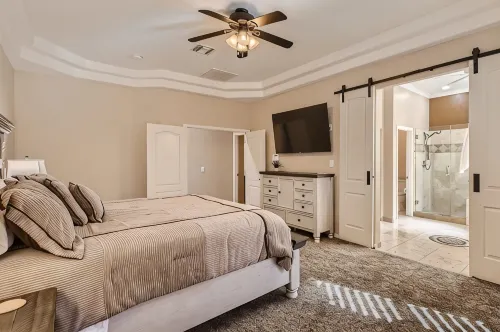 Paradise Palms!! Spacious 6-bedroom house with 3 en-suites. - مسبح خاص