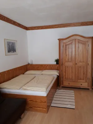 Centrally located, newly renovated non-smoking apartment with pool and sauna. - 游泳池