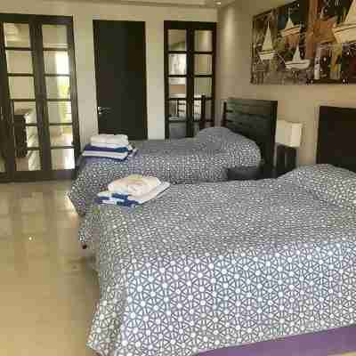 Beautiful private apartment with sea view 15 minutes from the airport Rooms
