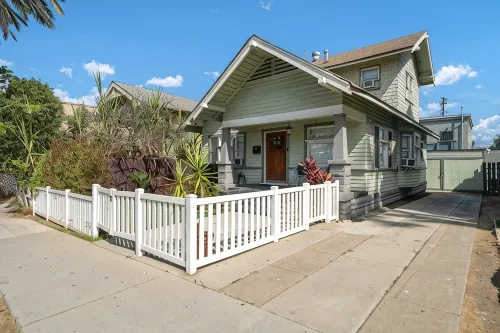 Spacious 4 Bedroom Home in Downtown Long Beach - บังกะโล