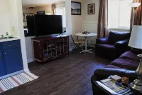 Private Cozy Alaskan Hideaway- 5 mins from lakes - Bungalows